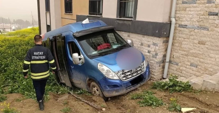 Kırıkhan'da Minibüs Kazası: İki Yaralı