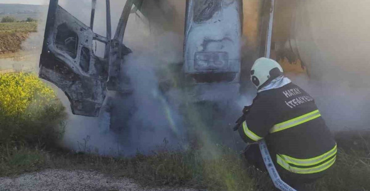 Kırıkhan'da Seyir Halindeki Kamyonda Yangın Çıktı