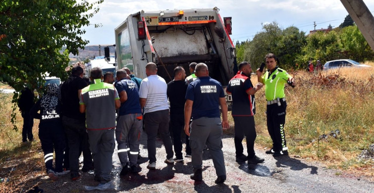 Kırıkkale'de Çöp Kamyonu Elektrik Direğine Çarptı, İki Görevli Yaralandı