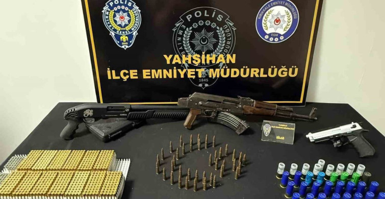 Kırıkkale'de Evin Çatısında Kalaşnikof ve Silah Ele Geçirildi