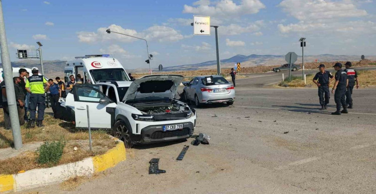 Kırıkkale'de iki otomobil çarpıştı: 6 yaralı