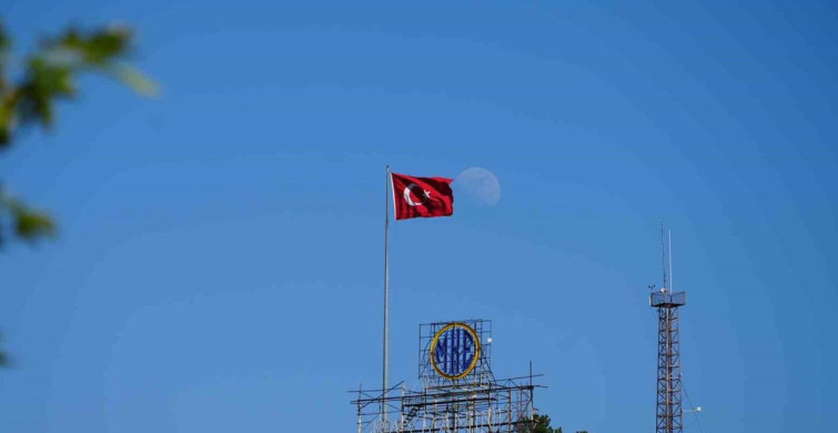 Kırıkkale'de mavi gökyüzünde Türk bayrağı ve şişkin ay manzarası