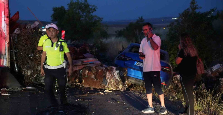 Kırıkkale'de metal yüklü tır devrildi: Yaralı sürücü, otomobildeki çift kurtuldu