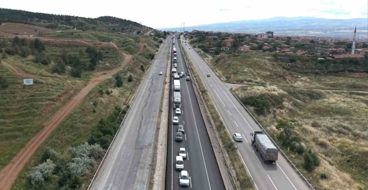 Kırıkkale'de ot balyası yüklü kamyon devrildi, trafik durdu
