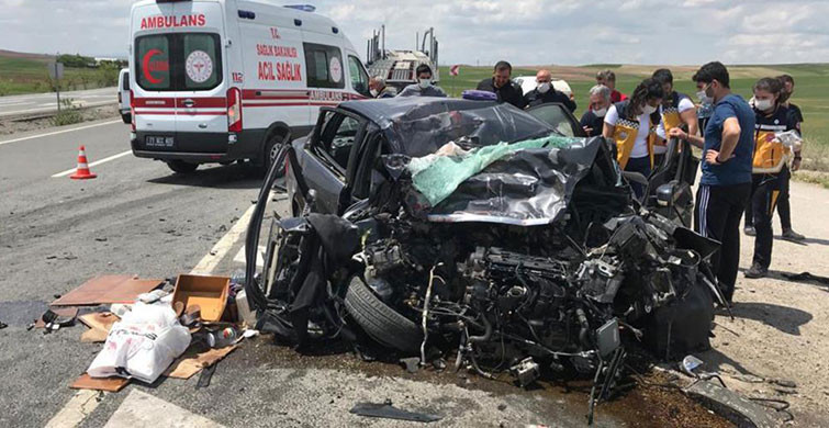 Kırıkkale’de Otomobil İle Tır Çarpıştı: 1 Ölü 2 Yaralı