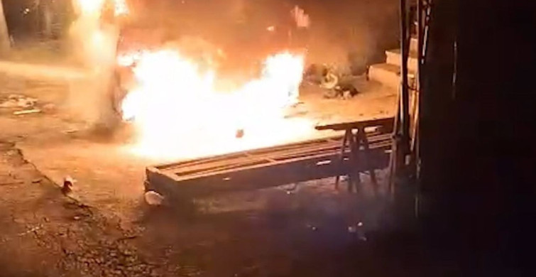 Kırıkkale'de Park Halindeki Otomobil Alev Alev Yandı
