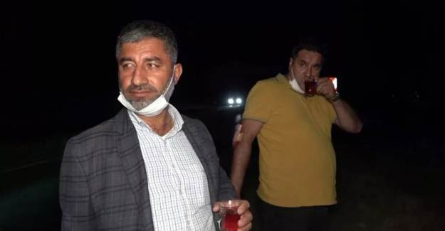 Kırıkkale'de Su Kanalına Devrilen Araçtan Çıkan 3 Kişi Karşılıklı Çay İçti