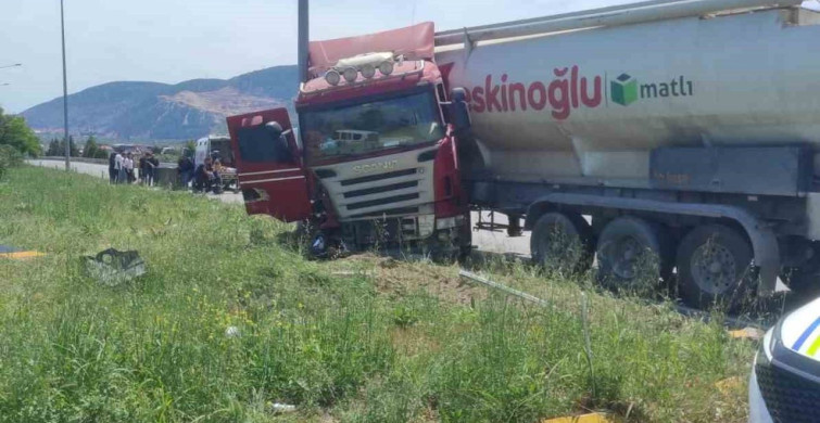 Kırkağaç'ta Tır ile Elektrikli Motosiklet Çarpıştı: 1 Ölü, 4 Yaralı