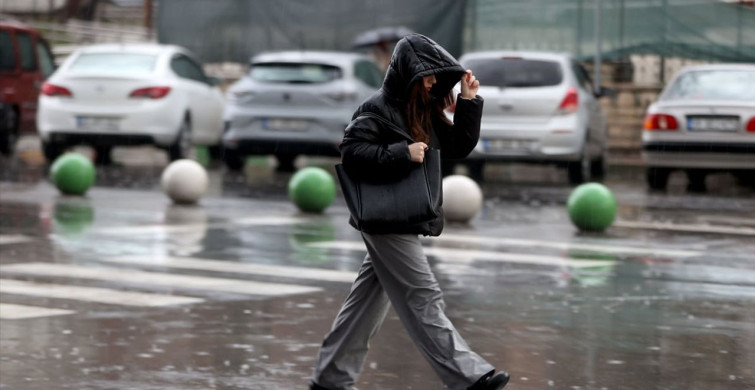 Kırklareli'de Şiddetli Sağanak ve Dolu Yağışı Etkili Oluyor