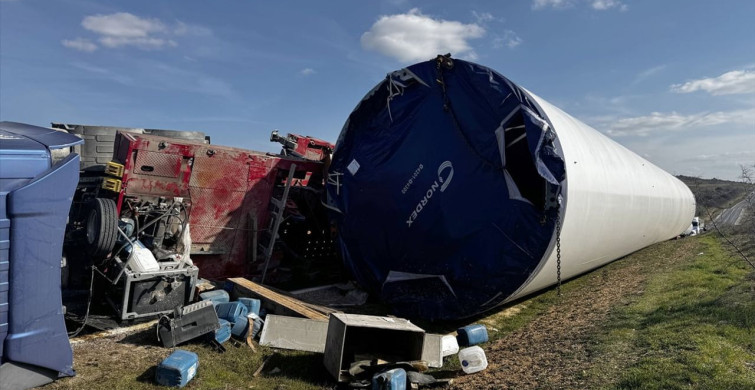 Kırklareli'nde Rüzgar Türbini Taşıyan Tır Devrildi