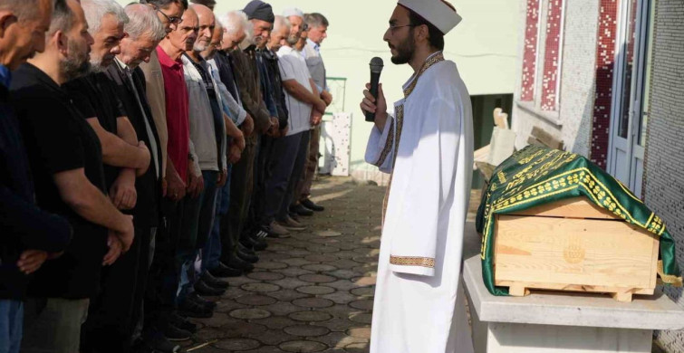 Kırklareli'nde silahlı saldırıda hayatını kaybeden 4 yaşındaki Öykü Naz toprağa verildi