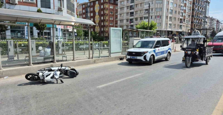 Kırmızı ışık ihlali yapan motosikletin yayaya çarpması sonucu 2 yaralı