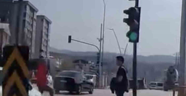 Kırmızı Işıkta Yola Atlayan Genç, Büyük Bir Kazadan Kurtuldu