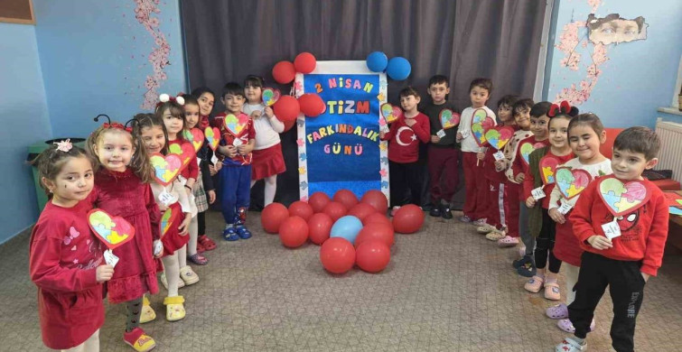 Kırmızı Kıyafetlerle Otizme Farkındalık