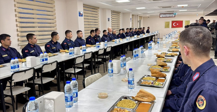 Kırşehir Valisi Demiryürek, Jandarma Personeliyle İftar Yemeği Yüz Yüze Geçirdi