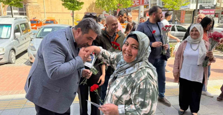 Kırşehir'de Anneler Günü Kutlaması: Annelere Karanfil Dağıtıldı