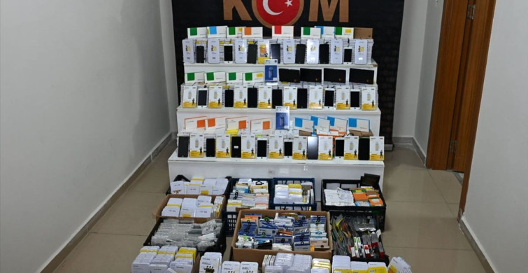 Kırşehir'de Kaçak Cep Telefonu Ekranları ve Bataryaları Yakalandı
