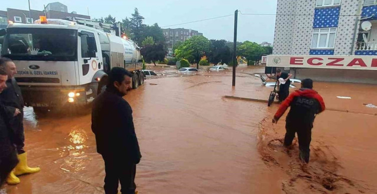 Kırşehir'de sağanak yağış sele dönüşerek iş yerlerini su altında bıraktı