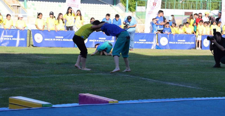 Kırşehir’de yaz spor okulları 32 branşta coşkulu törenle açıldı