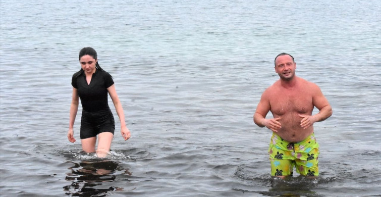 Kış Turizmine Dikkat Çekmek İçin Van Gölü'nde Yüzdüler