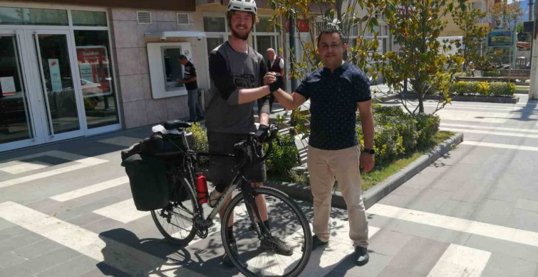Kız arkadaşından ayrılan genç gezgin dünya turuna çıktı