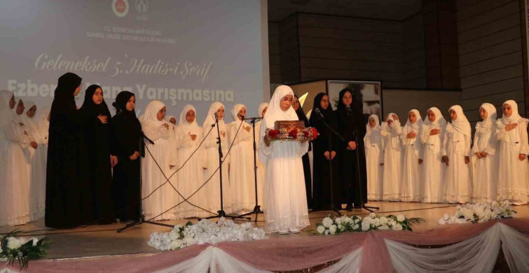 Kız Kur'an Kursu Öğrencileri Hadis Bilgisinde Yarıştı