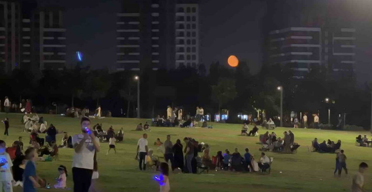 Kızıl renge bürünen ay başakşehir millet bahçesi’nde hayran bıraktı