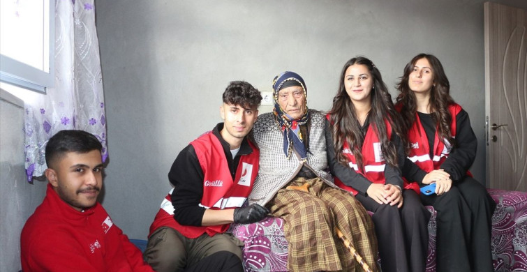 Kızılay Gönüllüleri Yalnız Yaşayan Kadının Evini Temizledi