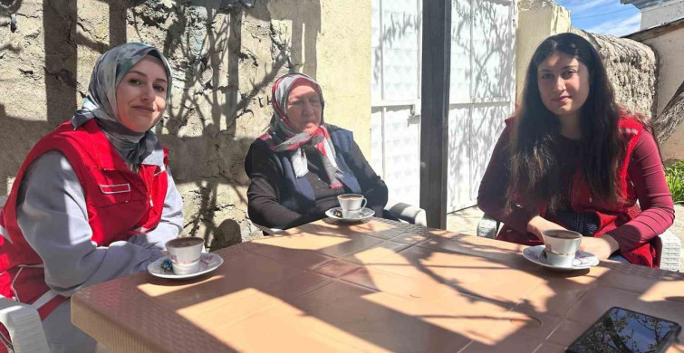 Kızılay Gönüllülerinden Anneler Günü Sıcak İlişkileri