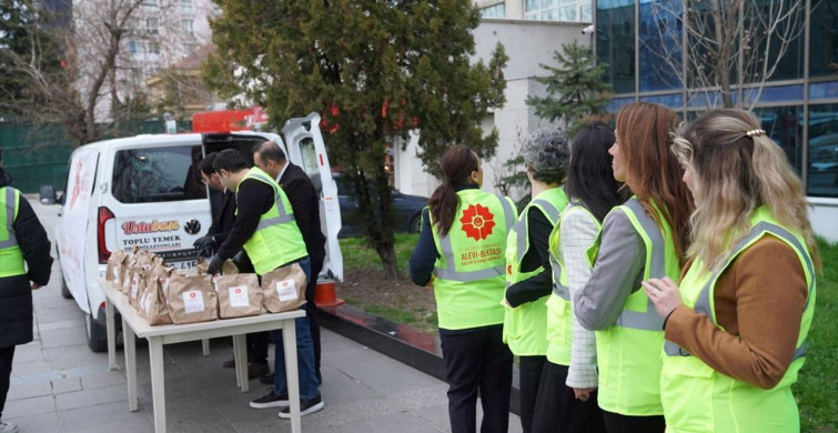 Kızılay'da İftara Geç Kalanlara Kumanya Dağıtımı
