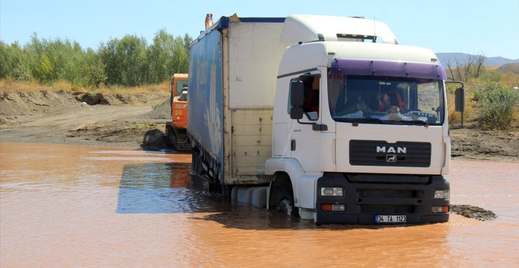 Kızılırmak Nehri'nde Kumda Mahsur Kalan Tır İki Gün Sonra Kurtarıldı