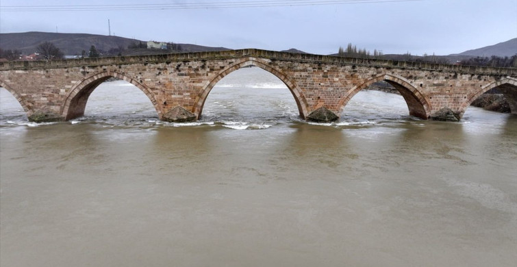 Kızılırmak'ta Su Seviyesi Yükseldi: Tarihi Şahruh Köprüsü Göz Dolduruyor