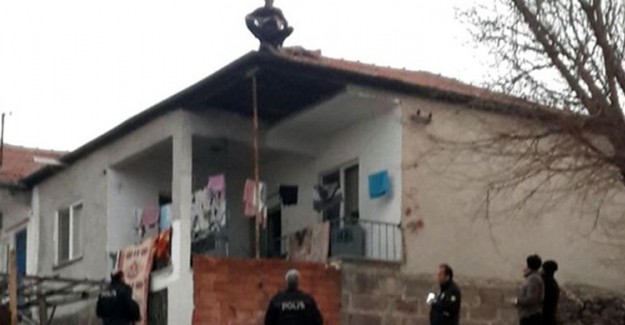 Kızına Sinirlendi, Çatıya Çıktı
