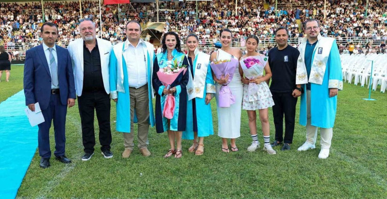 Kızının kanserini yendiği gün üniversiteden dereceyle mezun oldu