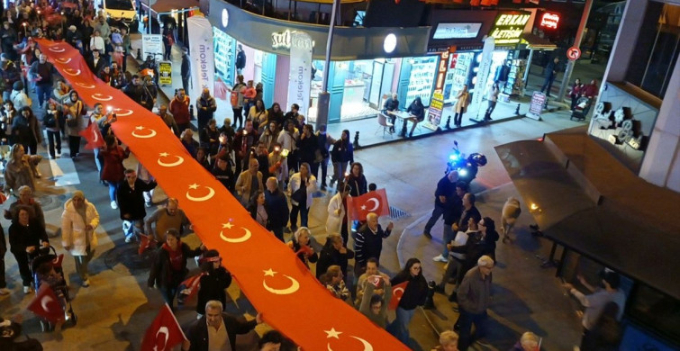 Kocaeli'de Cumhuriyet Bayramı Fener Alayı Coşkusu