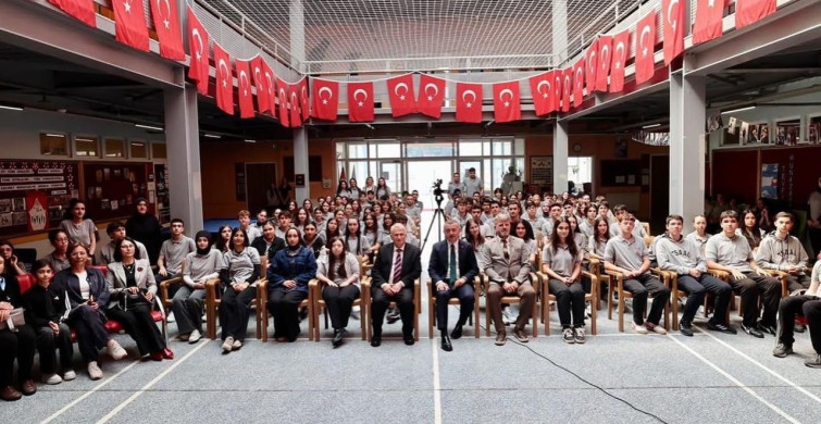 Kocaeli Büyükşehir Belediye Başkanı Büyükakın, Liseli Öğrencilerle Kariyer Buluşmasında