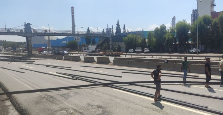 Kocaeli D-100 Kara Yolunda Demir Profiller Kazası