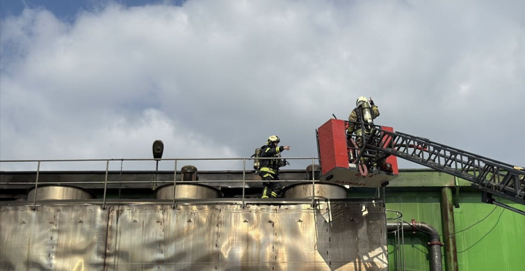 Kocaeli Kartepe'de Sunta Fabrikasında Yangın Kontrol Altına Alındı