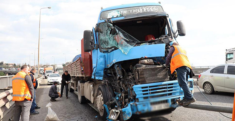 Kocaeli TEM Otoyolu'nda İki TIR Çarpıştı