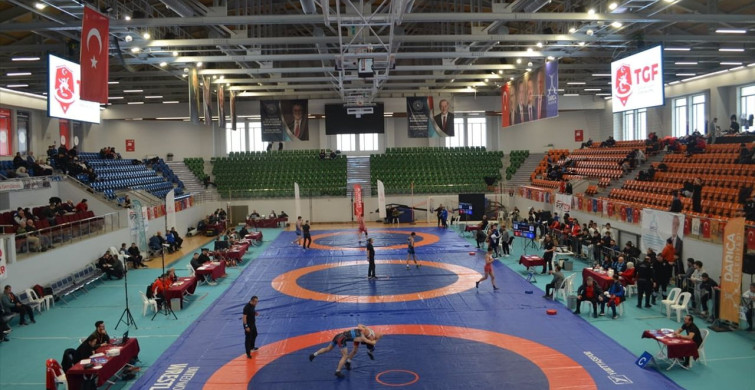 Kocaeli'de 17 Yaş Altı Türkiye Güreş Şampiyonası Başladı