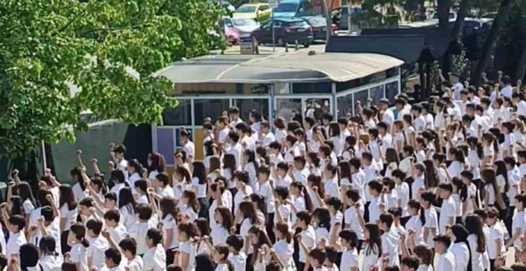 Kocaeli'de 537 Öğrenci Dev Kaşık Oyununu Sergiledi