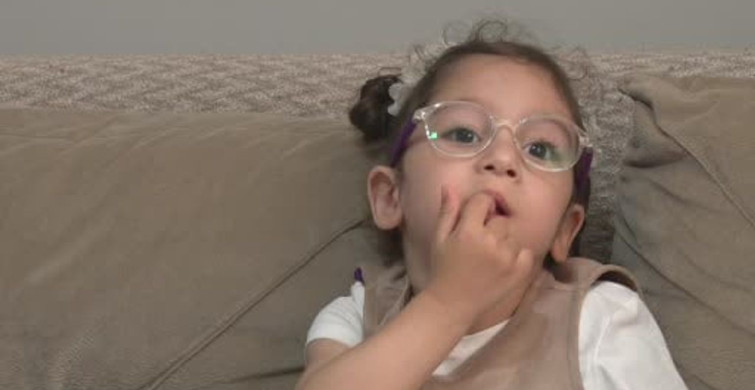 Kocaeli'de Baba Sadık Yalçınkaya'nın Yardımıyla Kızı Lina'ya Yürüme Bariyeri