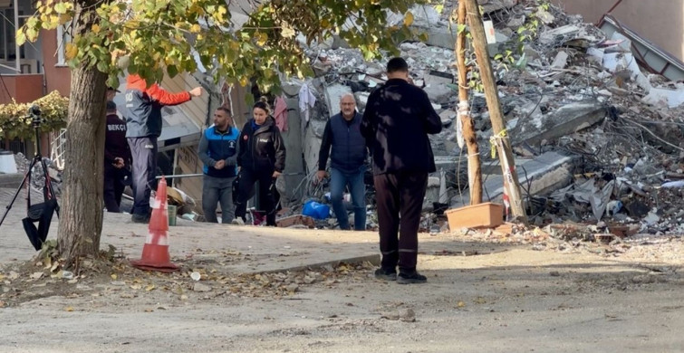 Kocaeli'de Çöken Apartman Bölgesinde Çalışmalar Devam Ediyor