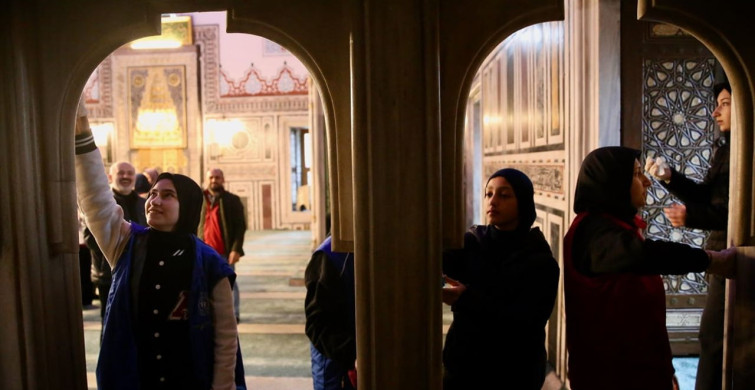 Kocaeli'de Gönüllü Gençlerden Cami Temizliği