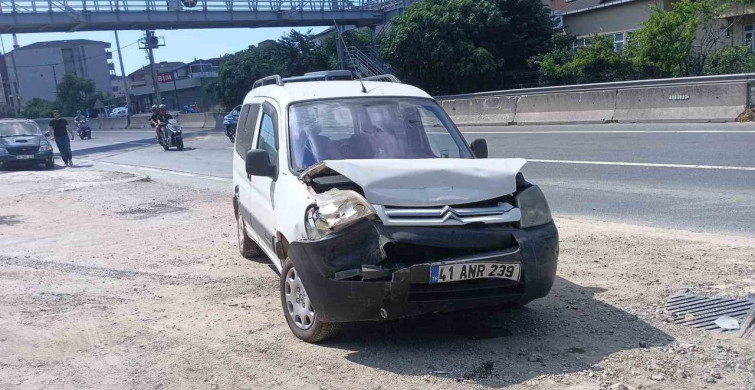 Kocaeli'de hafif ticari araç otomobile çarptı, 2 yaralı