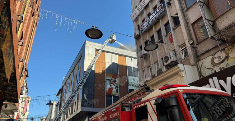 Kocaeli'de İş Merkezinin Çatı Katında Yangın Kontrol Altına Alındı