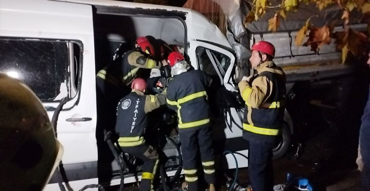 Kocaeli'de İşçi Servisi ve Tır Çarpıştı: 9 Yaralı