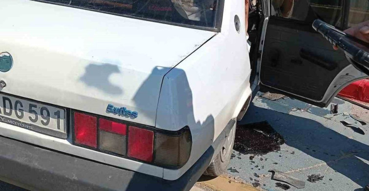 Kocaeli'de kaldırıma çarpan otomobilin sürücüsü yaralandı