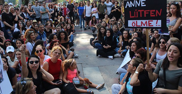 Kocaeli'de Katledilen Emine Bulut İçin Gösteri Düzenlendi