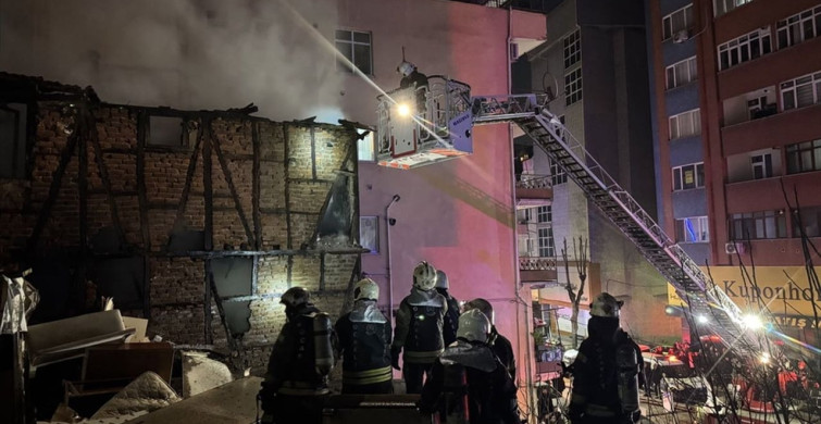 Kocaeli'de Metruk Binada Yangın Çıktı